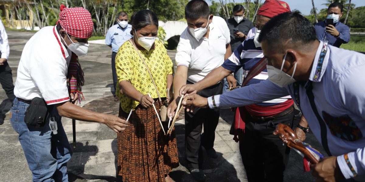 Con una invocación dirigida por el líder espiritual Pedro Quim asistido por el Alfredo Cacao, dio inicio el proceso de pre consulta al pueblo indígena maya q’eqchi’, por la extracción minera Fénix01